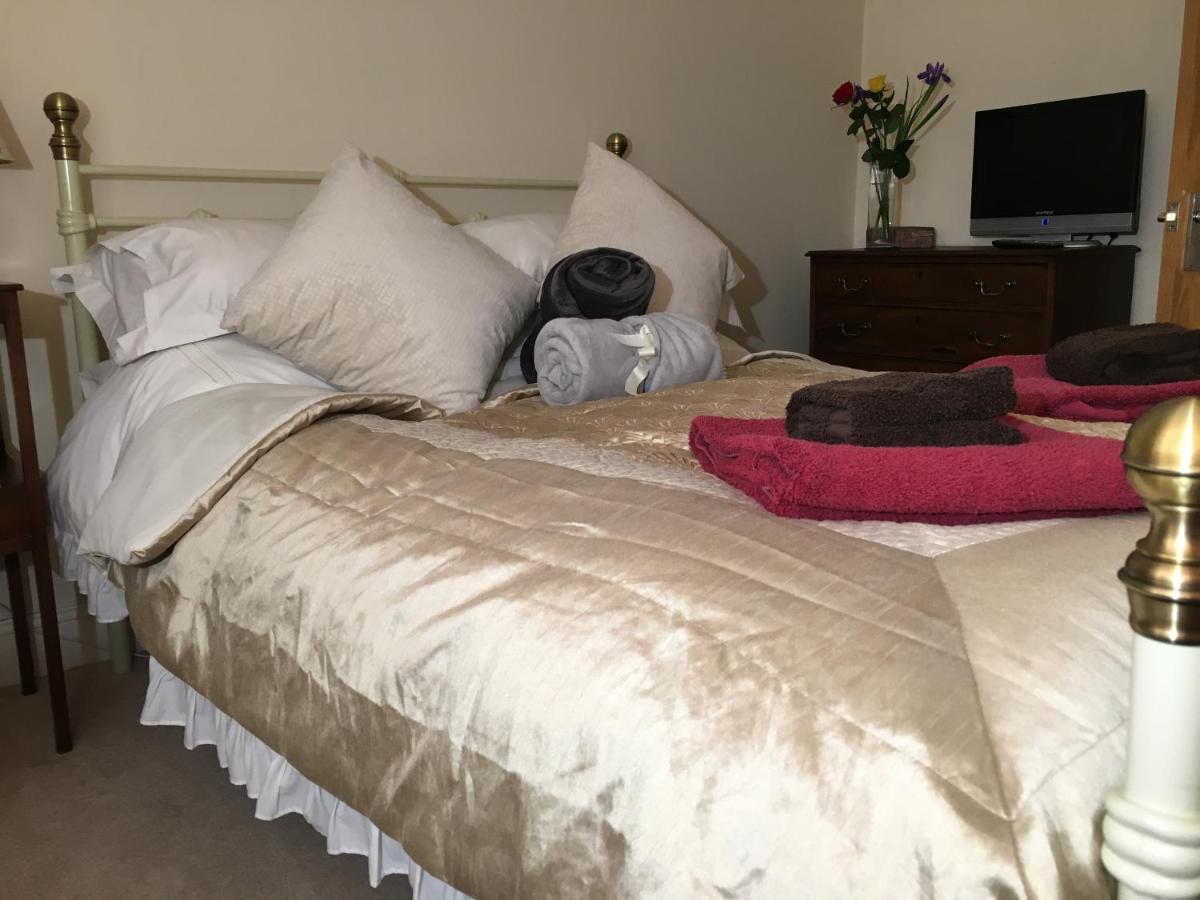 5 Charlton Mill Way B&B Чічестер Екстер'єр фото