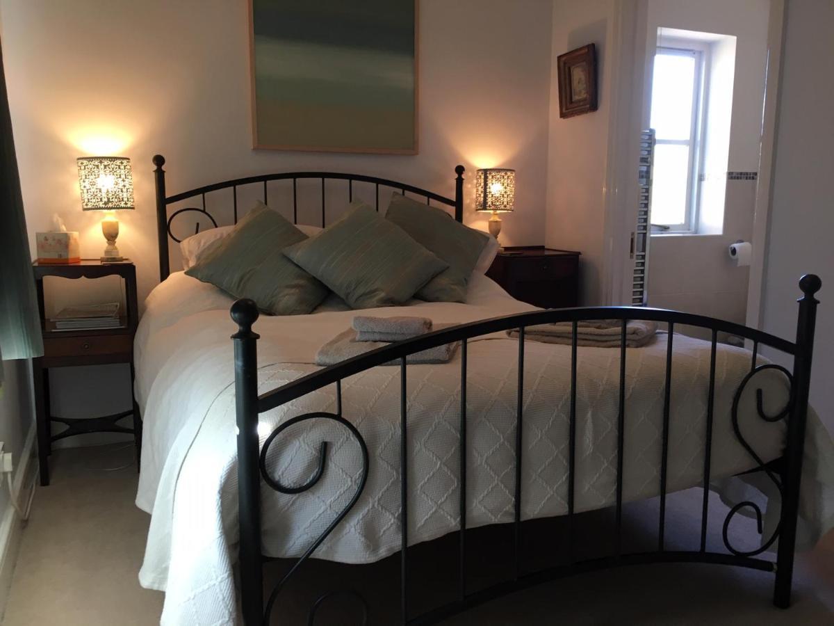 5 Charlton Mill Way B&B Чічестер Екстер'єр фото